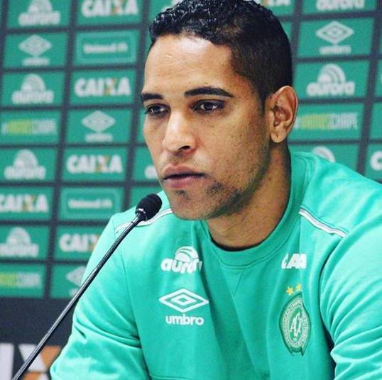 Cleber Santana Posição: MeiaPerfil: Um dos mais experientes jogadores do elenco, Cleber Santana Loureiro nasceu no dia 27 de junho de 1981 (35 anos) em Olinda, Pernambuco. Chegou a jogar no Atlético de Madrid (Espanha), entre 2007 e 2010. No Brasil jogou em grandes times como Santos, São Paulo e Flamengo