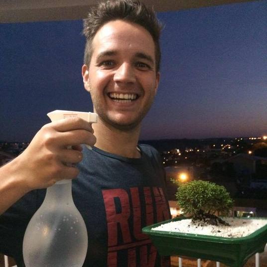 Giovane Klein Victoria - Globo (Repórter) Perfil: Giovane, de 28 anos, trabalhava na RBS TV, afiliada da Rede
Globo em Porto Alegre. Antes de trabalhar na emissora, Giovane passou pela TV Pampa