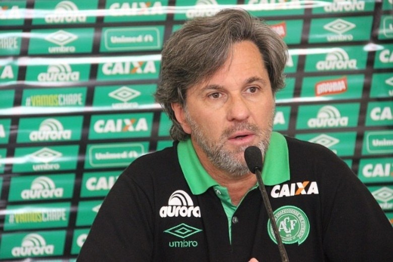 Caio JuniorPosição: TécnicoPerfil: Técnico que teve passagens por Palmeiras, Grêmio e Criciuma, Luiz Carlos Saroli, ou Caio Júnior nasceu em Cascavel (PR), no dia 8 de março de 1965 (51 anos)