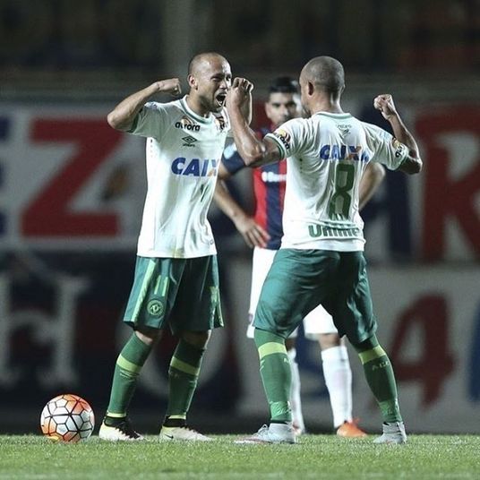 Ananias Posição: Meia

Perfil: Ananias Eloi Castro Monteiro, conhecido como Ananias, ficou famoso por
fazer os dois primeiros gols no Allianz Parque, estádio do Palmeiras, em
novembro de 2014, na vitória do Sport por 2 X 0 contra o Verdão