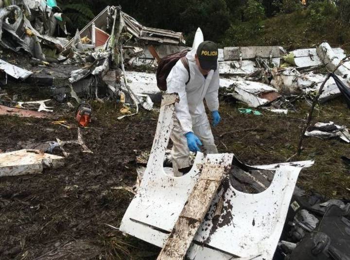 O avião levava 81 pessoas e caiu após uma suposta pane elétrica