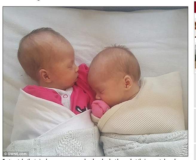 As gêmeas, Nancy e Rita Holgate, de três meses, contraíram meningite
viral dentro do útero da própria mãe, Rachel, de 33 anos, de acordo com
informações do Daily Mail