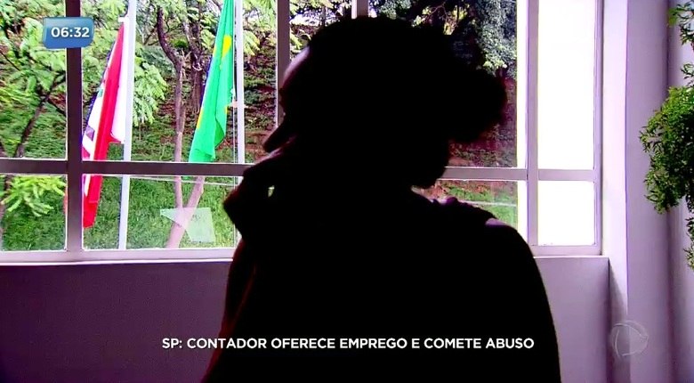 Por
meio das cenas gravados pelos circuitos dos comércios da região, os policiais
conseguiram identificar o rapaz. Na manhã desta quarta-feira (7), o homem foi
interceptado pelos policiais no escritório de contabilidade onde trabalha, na
rua Lins de Vasconcelos, no Cambuci, na região central da capital paulista