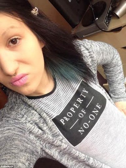 Só isso já seria suficiente para o estresse pós-traumático pelo qual Melody está passando e do qual se recupera. Mas ele foi ainda mais longe.— Ele me disse: 'você vai morrer'. E me arrastou pelos cabelos até o sofá. Então disse que iria morder meu rosto para que nunca mais ninguém me olhasse (com interesse)