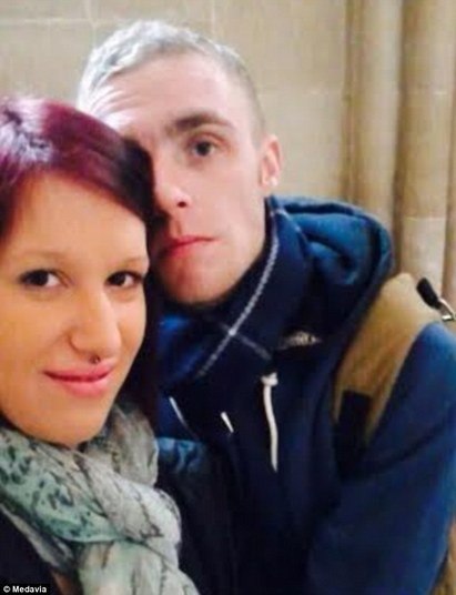 Moradora de Yeovil, Somerset, Inglaterra, ela pensava em iniciar uma vida nova. Engano. O jovem Mitchell, que já vinha se mostrando controlador e violento, entrou em surto