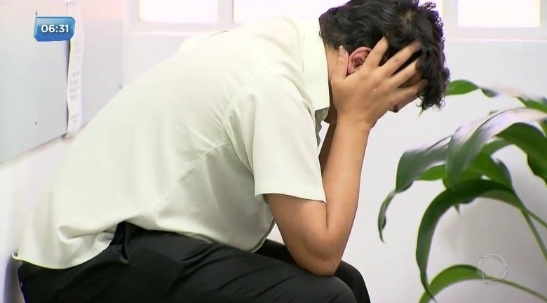 Na
ocasião, o homem falava ao celular, dizendo que precisava contratar uma mulher
para trabalhar. A vítima, que estava em um ponto de ônibus, ouviu a conversa e
abordou Ricardo, dizendo que estava à procura de um trabalho