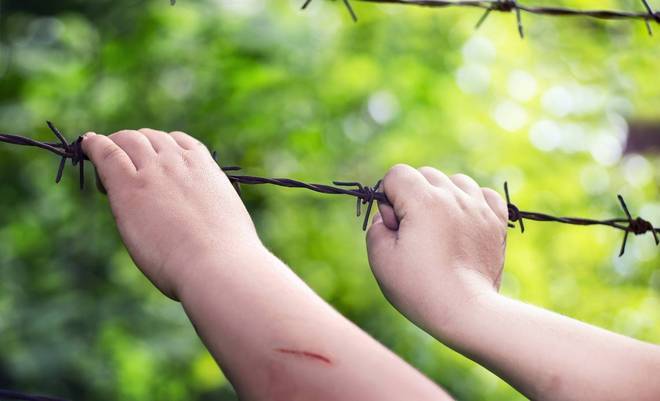 Tétano O risco de um acidente com ferimento em pele e exposição ao tétano é muito elevado, principalmente nessa época de férias em que circula-se por diversos locais. — A vacina contra o tétano normalmente está em dia até a adolescência. Depois, as pessoas esquecem de fazer os reforços recomendados de 10 em 10 anos. Assim, passam férias e momentos de lazer sob um risco que poderia ser facilmente evitad Tétano O risco de um acidente com ferimento em pele e exposição ao tétano é muito elevado, principalmente nessa época de férias em que circula-se por diversos locais. — A vacina contra o tétano normalmente está em dia até a adolescência. Depois, as pessoas esquecem de fazer os reforços recomendados de 10 em 10 anos. Assim, passam férias e momentos de lazer sob um risco que poderia ser facilmente evitad