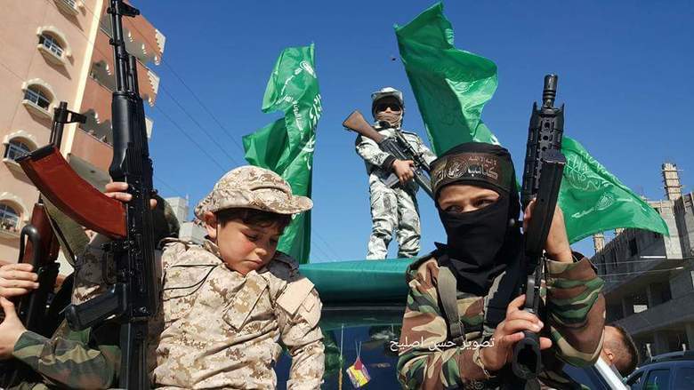 O grupo radical, cuja sede se situa na Faixa de Gaza, organizou um desfile de militantes com armas e, nessa apresentação, estavam crianças empunhando até mesmo metralhadoras. Algumas tinham apenas dois ou três anos de idade