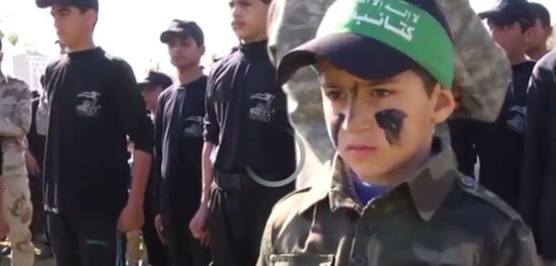 Não importa a idade ou a repercussão que tal ideia violenta possa ter na mente de uma criança, ainda inapta a discernir certos conceitos, como o bom e o mau, o certo e o errado, o justo e o injusto. O importante é incutir nos pequenos a ideia de que Israel é um inimigo