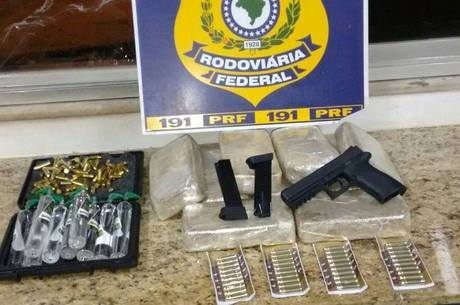 Os materiais foram apreendidos e encaminhados junto com a acusada para a delegacia de polícia judiciária