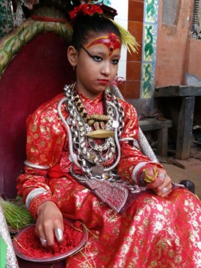 Reinado breve

Acredita-se que a tradição começou por volta do século 12.

O dever de uma
kumari é proteger a cidade. Mas seu reinado é curto: dura apenas alguns anos,
até que venha sua primeira menstruação.

Segundo a crença popular, nessa fase a deusa Taleju deixa seu
corpo e começa a buscar outra menina virgem.

Em seguida, vem a parte difícil: a transição da deusa para uma
adolescente normal. Para muitas kumaris, esse processo pode ser traumático.

Após anos praticamente isoladas, elas precisam aprender a fazer
amigos, andar pelas ruas e ir à escola.

A
maioria delas defende, no entanto, que esta tradição ancestral deve continuar,
já que representa a identidade espiritual e cultural do país