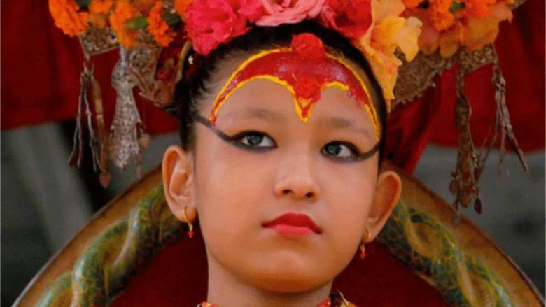 No Nepal, no
entanto, elas ganham vida sob a forma de garotas, conhecidas como kumari
(meninas virgens).

Há séculos, tanto hindus quanto budistas do Vale de Katmandu
reverenciam e idolatram essas crianças. Eles acreditam que elas estão possuídas
pela deusa hindu Taleju.

'A perfeição e
a pureza de alma e de coração são alguns requisitos necessários para se tornar
uma divindade viva', diz à BBC Chanira Bajracharya, kumari dos cinco aos
15 anos.

Ser uma deusa kumari não é uma tarefa fácil. Elas não podem ir à
escola, só podem se comunicar com um grupo seleto e não têm permissão para
caminhar fora do templo onde residem.

Além disso, espera-se que elas fiquem em silêncio por longas
horas enquanto abençoam milhares de fiéis durante os festivais.

Há
kumaris em todo o território do Nepal - em algumas cidades existem várias, mas
a mais conhecida é a kumari real de Katmandu
