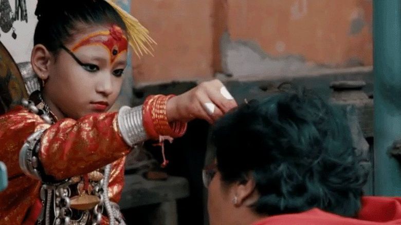 Requisitos

As deusas são escolhidas entre as pré-adolescentes da comunidade
Newari, predominante no Vale de Katmandu.

Como trata-se de uma crença de origem budista e hindu,
sacerdotes de ambas as religiões e um astrólogo se certificam que a virgem
selecionada tem os 32 lachhins, atributos físicos e psicológicos, assim como
Buda.

Muitas
características exigidas são relacionadas a características de animais - como 'pernas
de cervos' ou voz clara como a de um pato. Elas também devem ter dentes
perfeitos, histórico médico impecável e cabelos e olhos bem escuros.

A kumari real de Kathmandu, que se diferencia das demais, deve
ter o mesmo signo zodiacal do presidente da República - acredita-se que isso
garante prosperidade ao país.

Elas
também são submetidas a vários testes para provar sua coragem, como velar
cabeças de gado morto durante a noite