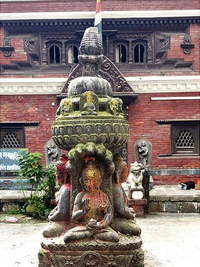 Denúncias

As kumaris vivem confinadas em templos - os membros de sua
família são responsáveis ​​por cuidar delas.

O isolamento a que
são submetidas durante toda a infância levou organizações de defesa dos
direitos humanos a denunciar a situação.

Para Subin Mulmi, advogado e humanista nepalês, as regras
rigorosas de pureza e isolamento em torno das kumaris são um ataque à liberdade
e à educação das meninas.

Em 2008, a Suprema Corte do país determinou a abertura de uma
investigação para apurar as condições de vida das kumaris. Após a conclusão do
inquérito, a Justiça decidiu que as crianças deviam ter mais liberdade e acesso
à educação.

Mas, apesar disso, a rotina delas segue praticamente a mesma.

Aos
olhos de muitos nepaleses que vivem na pobreza, é melhor crescer na pele de uma
deusa, mesmo que praticamente enclausurado, do que na rua