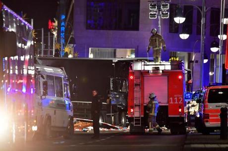 Ataque transformou o cenário natalino da capital alemã em uma zona de terror