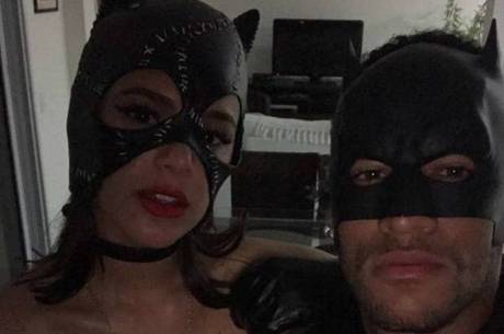 Neymar e Marquezine curtem festa à fantasia juntos em SP