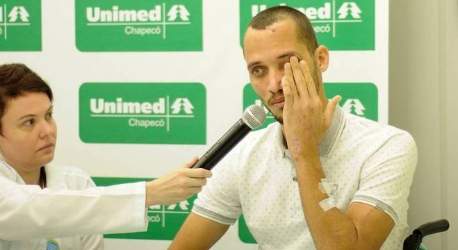 Ainda com dificuldades na fala, Neto se emocionou bastante durante a entrevista coletiva