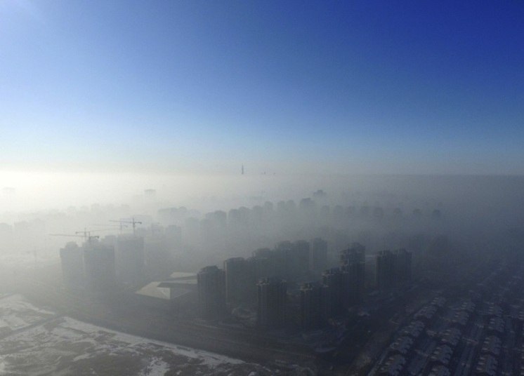 A agência climática chinesa também emitiu seu primeiro alerta vermelho da história nesta terça-feira, dizendo que a visibilidade pode cair para 50 metros em partes do norte da China