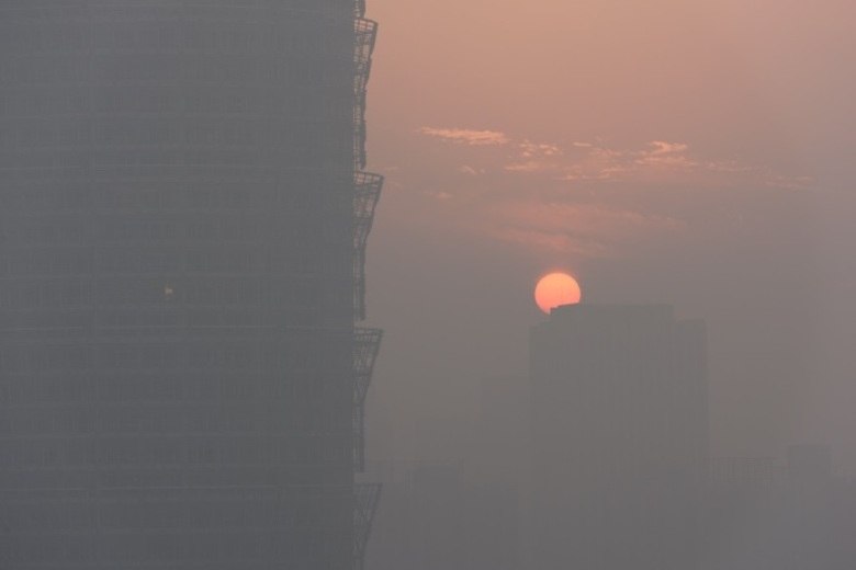 O número total de “dias com céu azul” alcançou 198 em 2016, alta de 12 dias frente ao ano anterior. No entanto, a medição média de PM2.5 ainda é maior do que os padrões nacionais de qualidade do ar em 109 %, segundo a agência