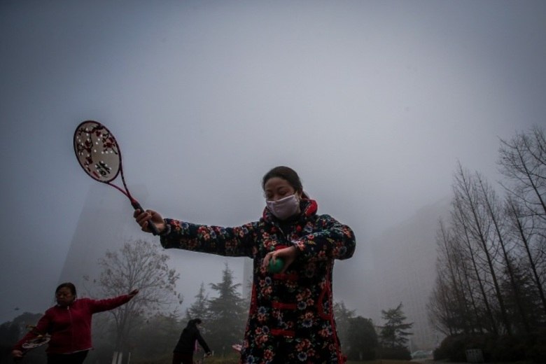 Apesar de uma breve trégua na segunda-feira (2), o nevoeiro de poluição retornou à capital chinesa na terça-feira, com as leituras de PM2.5 novamente registrando níveis nocivos. O nevoeiro deve continuar na região até a chegada de uma frente fria, em 8 de janeiro, de acordo com a agência de notícias Xinhua