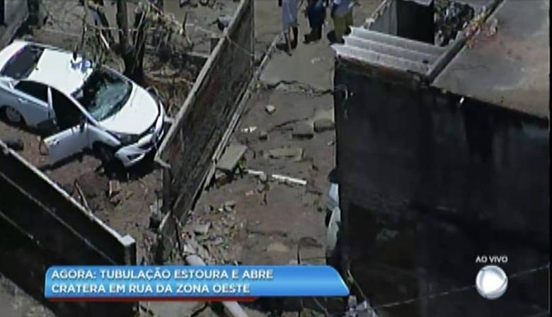 Carros ficaram destruídos com o grande vazamento de água na região