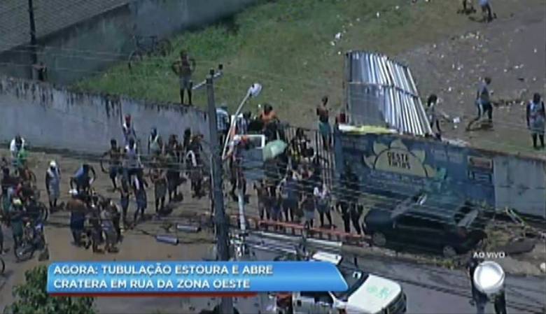 De acordo com o Centro de Operações Rio, a estrada do Lameirão está interditada na altura do nº 800, onde ocorreu o rompimento da rede da Cedae