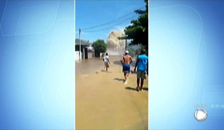 A Cedae informou que técnicos estão no local fazendo manobra para retirar a tubulação de carga. O abastecimento de água na região também está suspenso