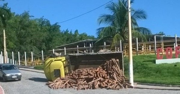 Caminhão carregado com madeira tomba em rodovia de Atílio ... - R7