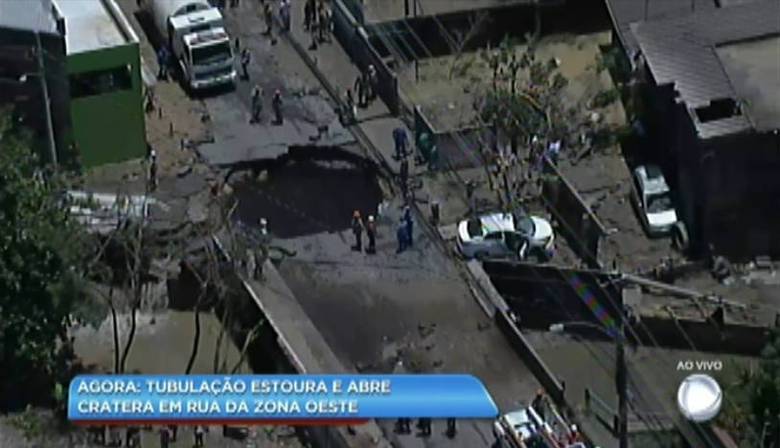 A região teve a energia elétrica interrompida. Técnicos da Light estão no local para fazer os reparos