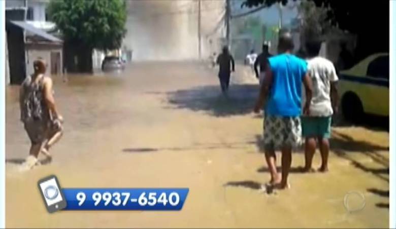 Moradores ficam assustados com a força da água e o tamanho do chafariz que se formou com o rompimento da tubulação