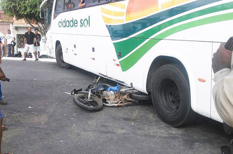 O motociclista tentou frear a moto e acabou derrapando, indo parar embaixo do ônibus