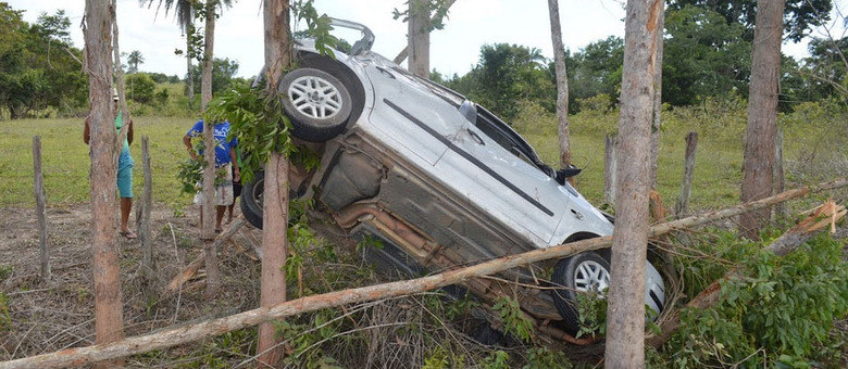 acidente prado ba 849 carro preso nas árvores