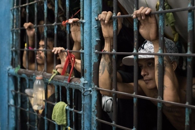 As unidades penitenciárias de várias partes do mundo estão se tornando cada vez mais perigosas por abrigarem membros das maiores facções criminosas do planeta.Responsáveis por planejar rebeliões, fugas, assassinatos e ainda controlar atividades como o tráfico de armas e de drogas, essas organizações têm aumentado suas forças nas cadeias. Conheça algumas das gangues mais perigosas do mundo