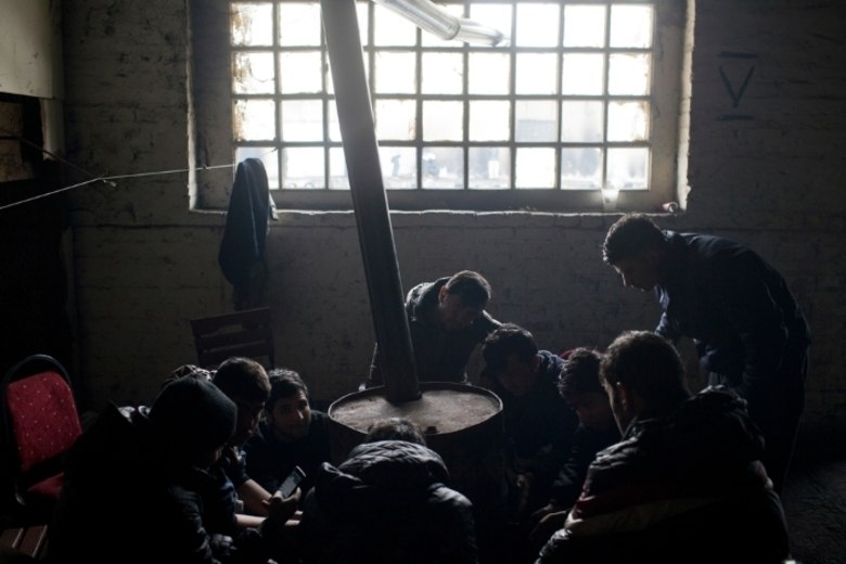 Os locais onde as situações estão mais preocupantes são as ilhas gregas, nos quais os migrantes estão vivendo em tendas e acampamentos superlotados, e em Belgrado, onde os civis dormem em prédios abandonados