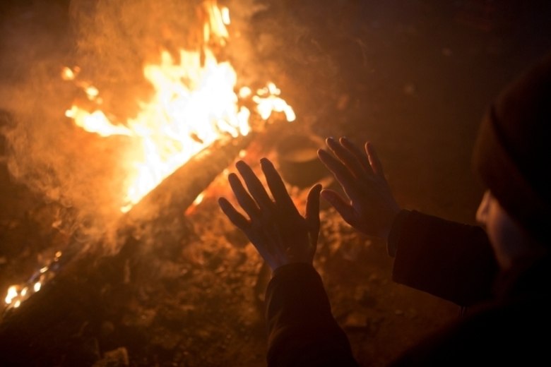 Em regiões da Sérvia, autoridades restringiram a provisão de assistência humanitária a essas pessoas,
tolerando apenas que voluntários façam distribuições básicas de lençóis e
alimentos