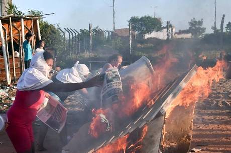 Parentes de presos transferidos em Natal protestaram nesta quarta