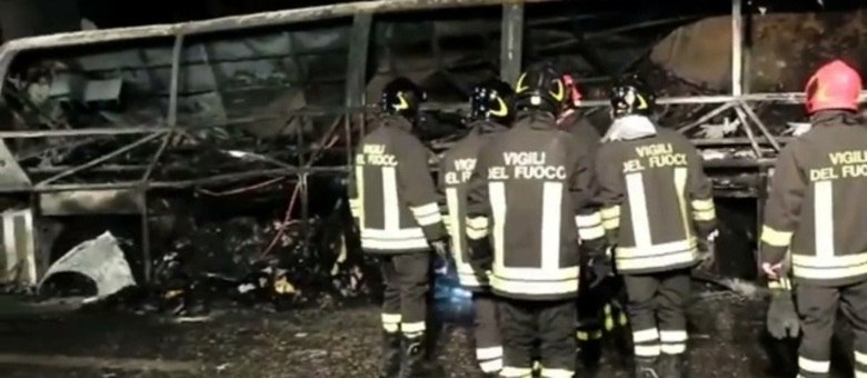Ônibus pegou fogo após bater em ponte