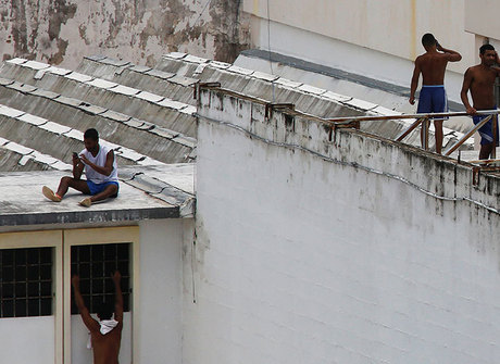 Presos falam ao celular e dominam pátio em presídio de Natal