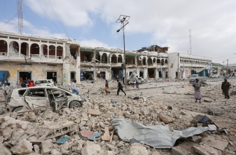 Um grupo de militantes islâmicos invadiram um hotel na
Somália com um carro-bomba e explodiram o veículo dentro do local, matando pelo
menos 15 pessoas na capital Mogadishu, disse a polícia local