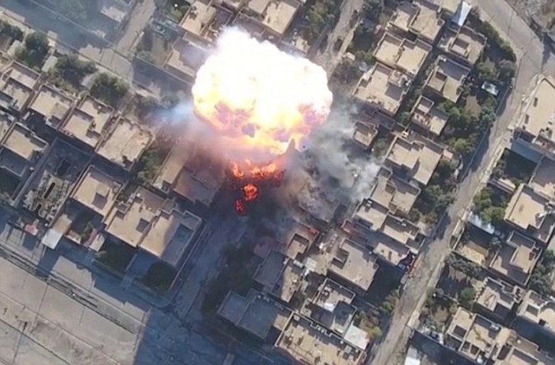 Alguns segundos depois, uma imagem aérea mostra
o carro sendo guiado para um alvo e explodindo logo em seguida, formando uma
enorme coluna de fumaça