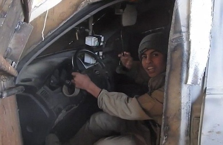 Um vídeo divulgado pelo Estado Islâmico mostra um garoto
conduzindo um carro-bomba prestes a ser detonado em Mossul, no Iraque