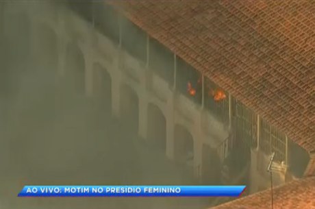 Helicóptero da RecordTV Minas flagrou chamas em corredores da unidade