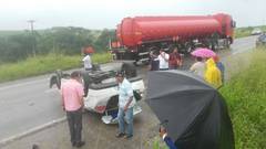 Carro capota na BR-235 em Laranjeiras