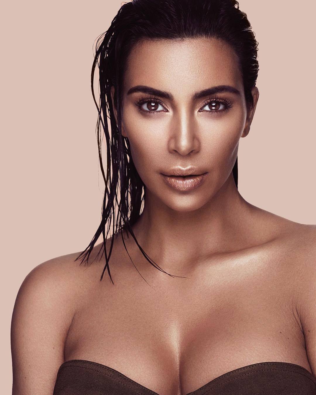 De Mai Cavado Kim Kardashian Capricha Na Pose E Empina O Bumbum Para