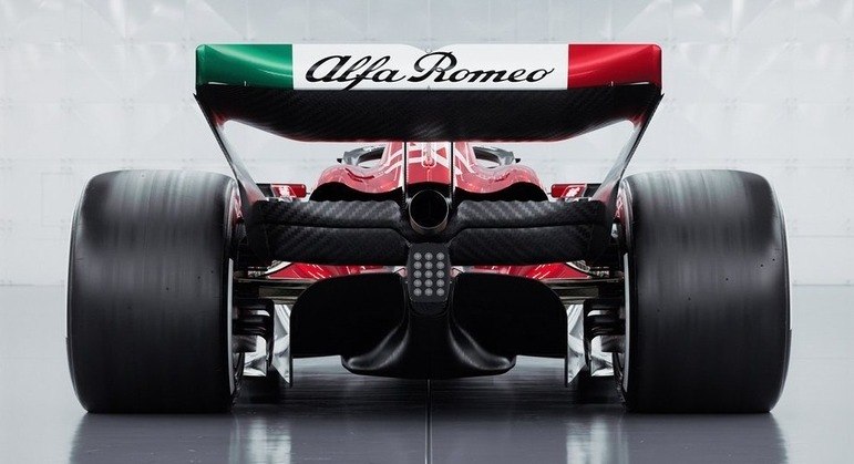 A Alfa Romeo manteve a bandeira italiana na asa traseira do carro