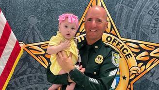 Policial recebe visita da bebê que salvou; estava sem pulso (Policial recebe visita da bebê que salvou em acidente; estava sem pulso)