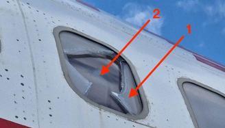 Pouso de emergência: voo sofre rachaduras na janela (Reprodução)