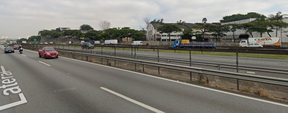 Carreta fica atravessada em pista e causa trânsito na rodovia Dutra SP