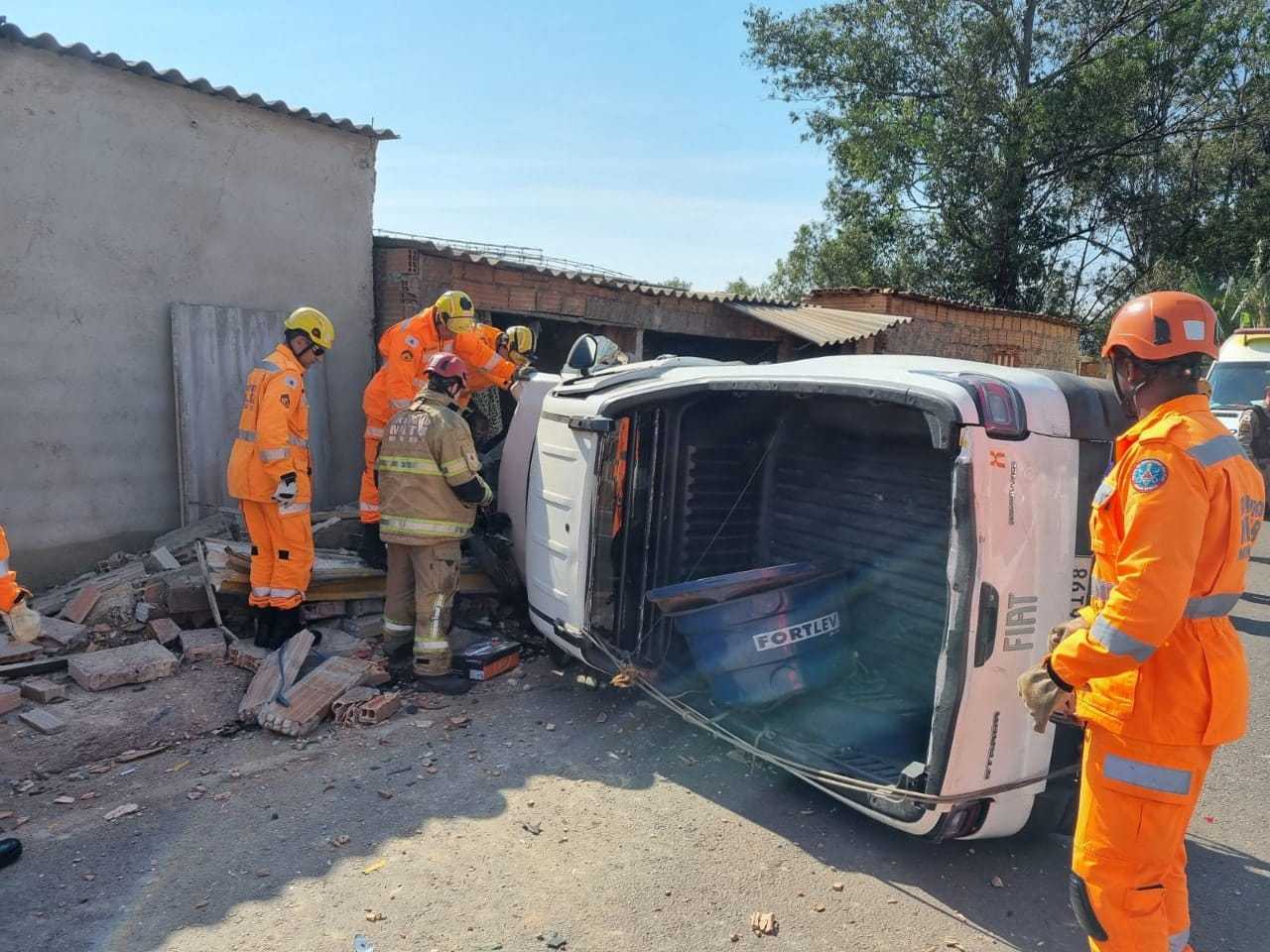 Casa Fica Destru Da Ap S Ser Atingida Por Carro Desgovernado Em Belo