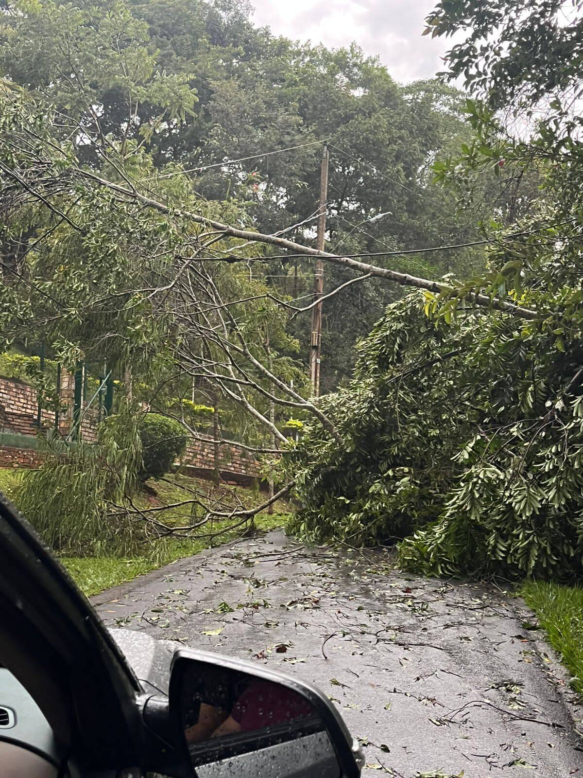 Chuva forte deixa moradores ilhados e sem luz em São Sebastião das